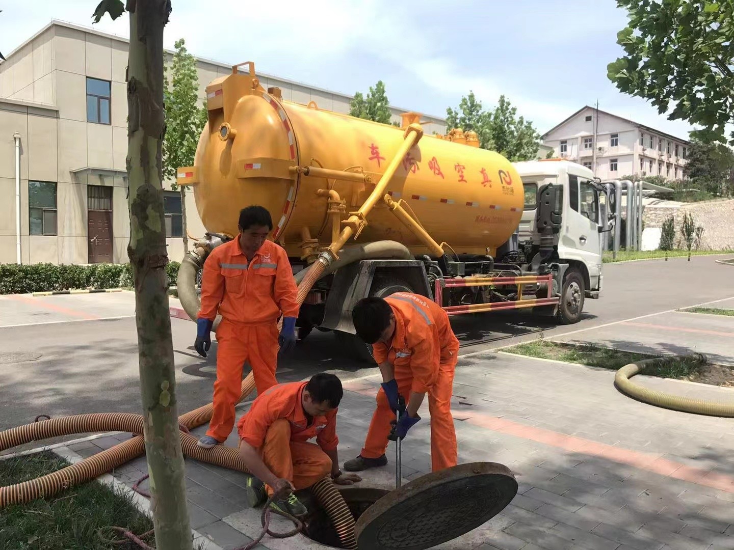 文城镇管道疏通车停在窨井附近